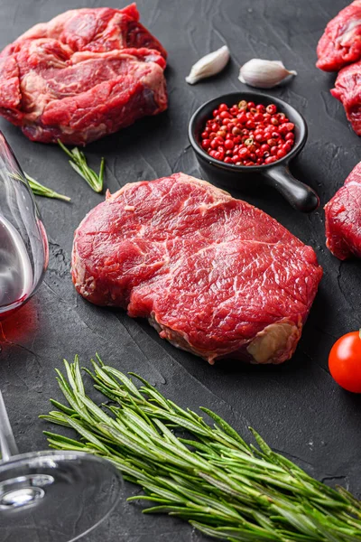 Rump Cortes Carne Res Con Hierbas Condimentos Copa Vino Tinto —  Fotos de Stock
