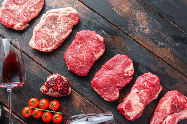 Différents Steaks Bœuf Cru Avec Assaisonnements Vin Rouge Bouteille Verre — Photo