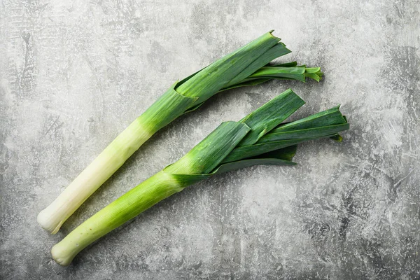 Organic Leek Onion Grey Textured Background Top View Space Text — Stock Photo, Image