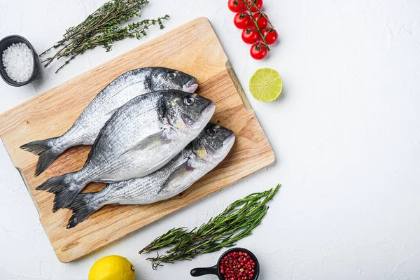 Dorado Seabream Poisson Mis Sur Planche Découper Avec Des Herbes — Photo