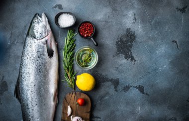 Gri arkaplanda taze gökkuşağı alabalığı, metin için boşluk ile üst görünüm.