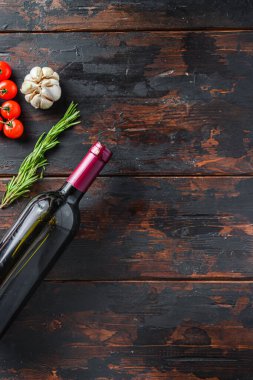 Eski ahşap arkaplan boş, metin üstü görünümü için yer var. Bitkiler ve kırmızı şarap şişesiyle