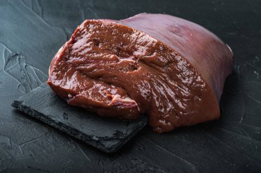 Siyah arkaplanda çiğ karaciğer.