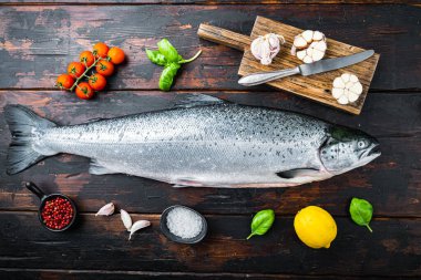 Ahşap zemin üzerinde taze çiğ alabalık kırmızı balığı, üst manzara..