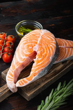 Eski ahşap masanın üzerinde otlu kırmızı balık somonu dilimi..