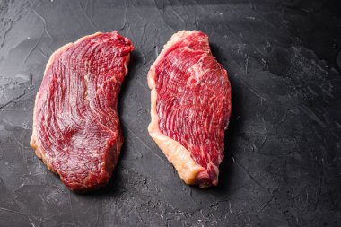Organik çiğ picanha biftekleri, siyah desenli arka plan, yan görüş