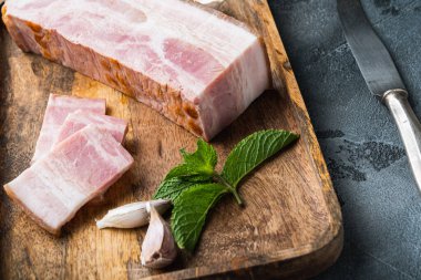 Pastırma pancetta kesilmiş ve dilimlenmiş gri desenli arka plan.