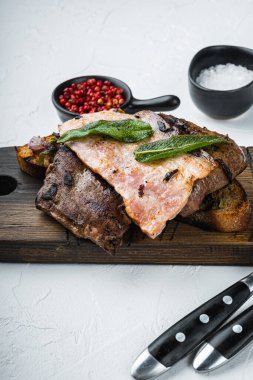 Karaciğer pastırması ve soğanlı ekmek, güvertede servis ediliyor, beyaz arka planda..