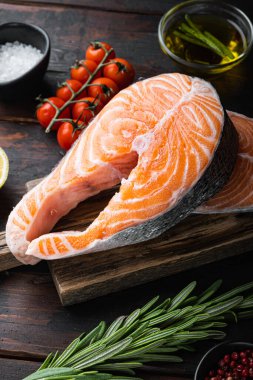 Eskimiş ahşap masada, otlu balık fileto..