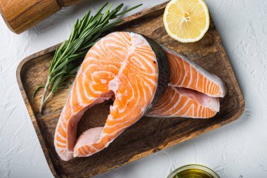 Otlu çiğ somon bifteği, beyaz arka plan, düz manzara..