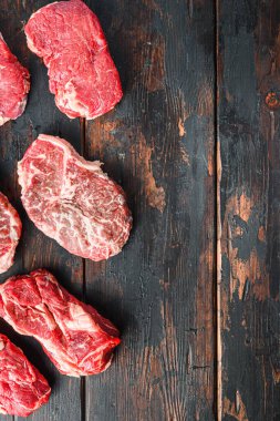 Köy ahşap arka planda taze Black Angus Prime çiğ biftek bifteği çeşitliliği, metin için üst görünümü