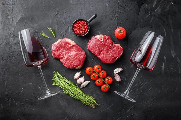 Filetes Rump Crudos Cortes Orgánicos Carne Res Cerca Copas Vino —  Fotos de Stock