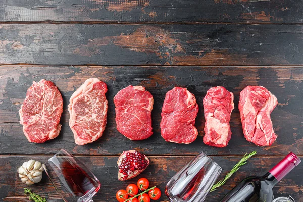 Conjunto Diferentes Filetes Carne Cruda Con Condimentos Vino Tinto Botella —  Fotos de Stock