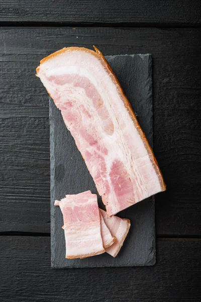 Bacon Pancetta Vágott Szeletelt Fekete Asztal Felső Nézet — Stock Fotó