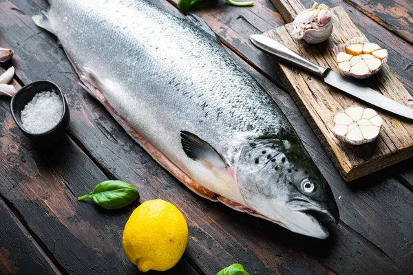 Peixe Vermelho Salmão Cru Fresco Sobre Fundo Madeira — Fotografia de Stock