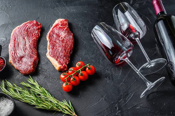 Filetes Picanha Orgánicos Cerca Botella Copa Vino Tinto Sobre Negro —  Fotos de Stock