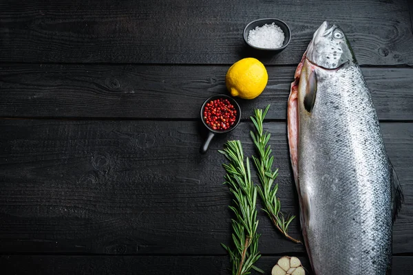 Verse Rauwe Zalmrode Visfilet Zwart Houten Ondergrond Met Ruimte Voor — Stockfoto