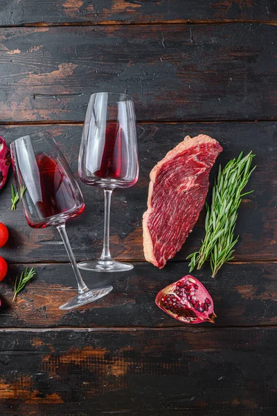 Dois Copos Vinho Tinto Perto Bifes Crus Com Temperos Sobre — Fotografia de Stock