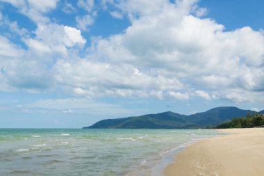 Güzel sahilde yumuşak dalgalar ve Tayland Körfezi 'nde mavi bulutlu gökyüzü..
