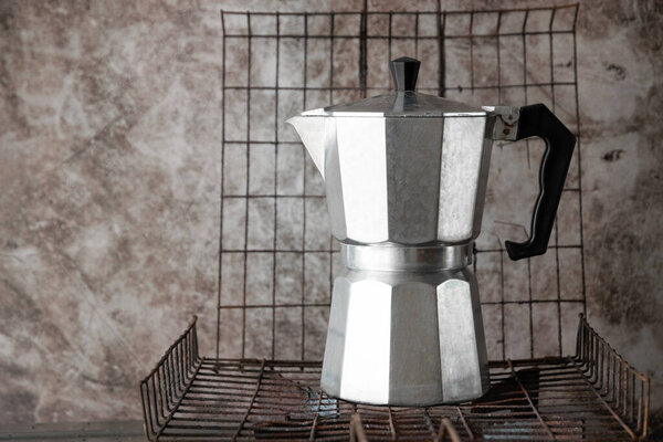 Moka горшок итальянский стиль кофеварка на старой стальной решетке для гриля с копировальным местом. Время кофе в утренней концепции
.