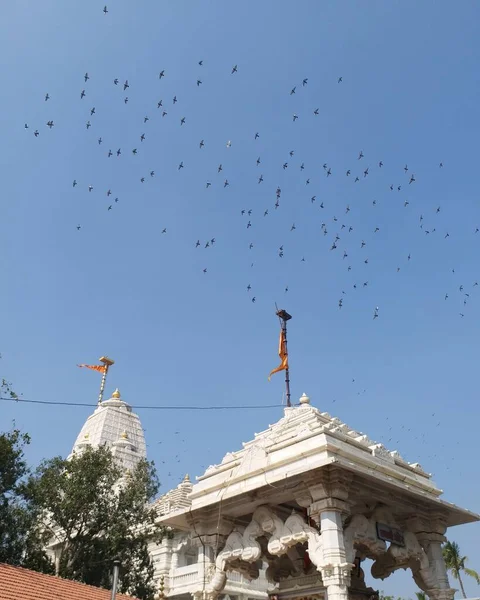 Ein Bild Einer Gruppe Von Tauben Die Auf Tempel Fliegen — Stockfoto