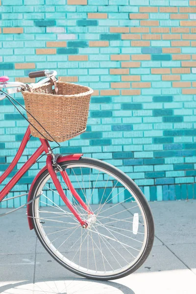 Bicicletta Vintage Con Cesto Davanti Muro Colorato — Foto Stock