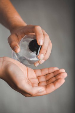 CORONAVIRUS YÖNETMENLİK ELİ SANITIZER ALKOL GEL, ADAM UYUYOR