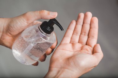CORONAVIRUS YÖNETMENLİK ELİ SANITIZER ALKOL GEL, ADAM UYUYOR
