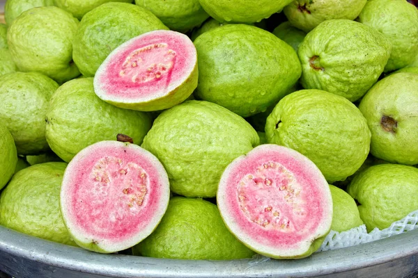 Olgun Guava Bir Kasede — Stok fotoğraf