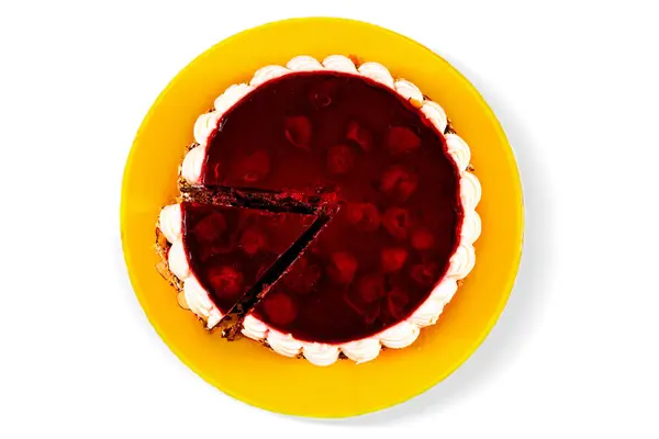 접시에 케이크에 조각을 넣는다 고립됨 — 스톡 사진