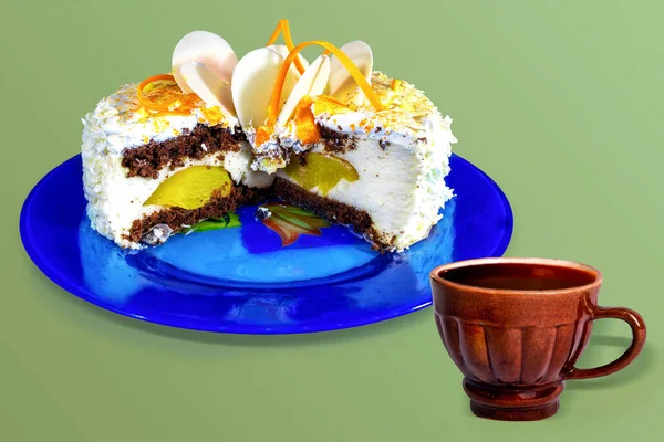 접시에 오렌지가 한잔이 케이크가 떨어져 있다면 — 스톡 사진