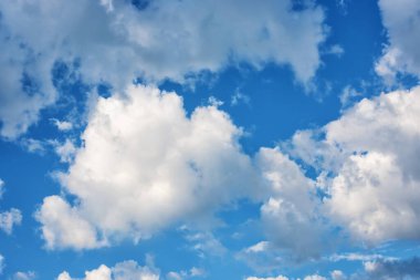 Yazın açık mavi bulutlu gökyüzü.