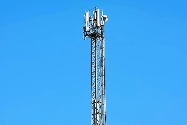 Cellulära Antenn Torn Bakgrund Blå Himmel — Stockfoto