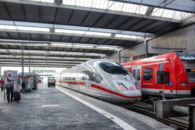 MUNICH, Almanya - 20 Eylül 2018: ICE, Şehirler Arası Ekspres, demiryolu istasyonunda beyaz ve kırmızı hızlı modern tren.