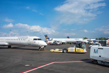 Münih, Almanya - 15 Eylül 2018: bir yer ekibi ve bir havacılık danışmanı havaalanında büyük bir jetle buluşuyor..