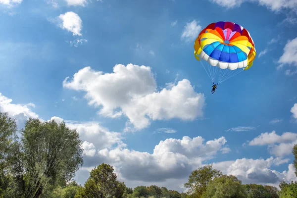 Parapente Usando Paracaídas Fondo Del Bosque Verde Bajo Cielo Azul — Foto de Stock