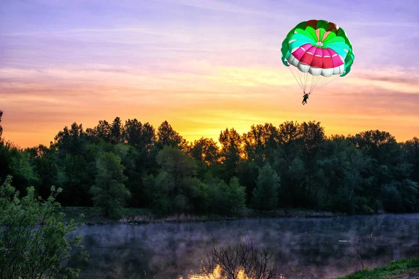 Sabahın Erken Saatlerinde Gökyüzünde Paraşütle Paraşütle Atlayan Nehrin Üzerinde Güzel — Stok fotoğraf