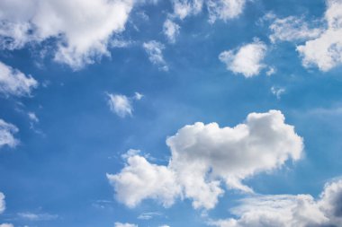 Yazın açık mavi bulutlu gökyüzü.