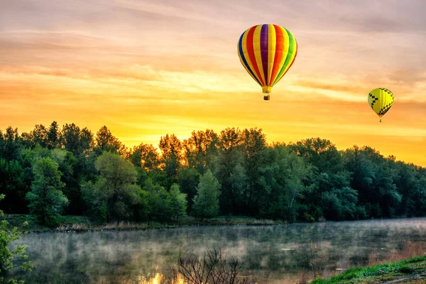 Ein Schöner Sonnenaufgang Über Dem Fluss Mit Einem Heißluftballon Himmel — Stockfoto