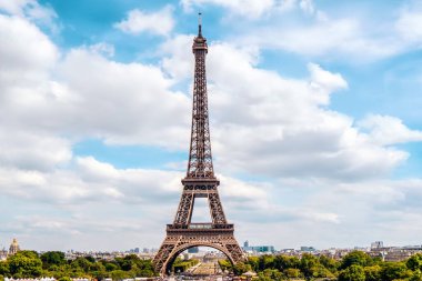 Eyfel Kulesi, yazın Paris 'te mavi bulutlu gökyüzünün arkaplanı.