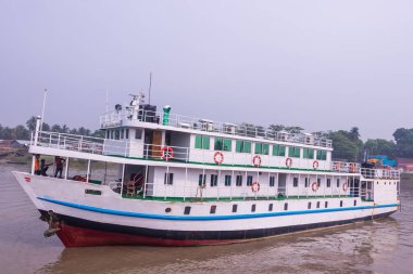 Nehirde büyük bir kalkış var.