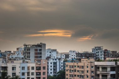 Dhaka şehrinde bulutlu çok sayıda bina