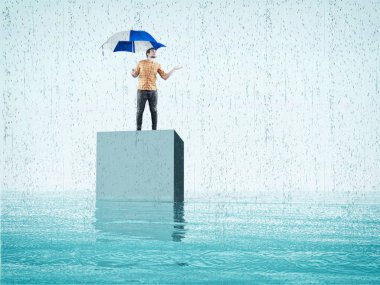 Genç adam açık şemsiye yağmur altında