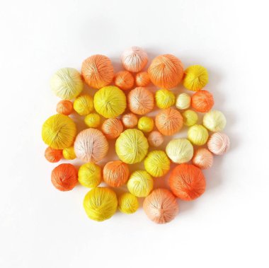 Beyaz arkaplanda izole edilmiş sarı ve turuncu iplik topları