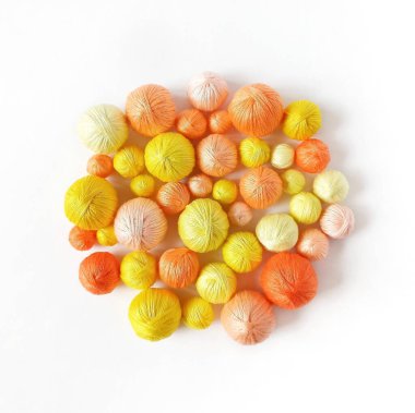 Beyaz arkaplanda izole edilmiş sarı ve turuncu iplik topları