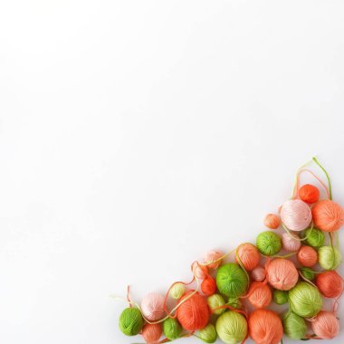 Örgü örmek, örgü örmek ve kanca örmek için renkli iplik..