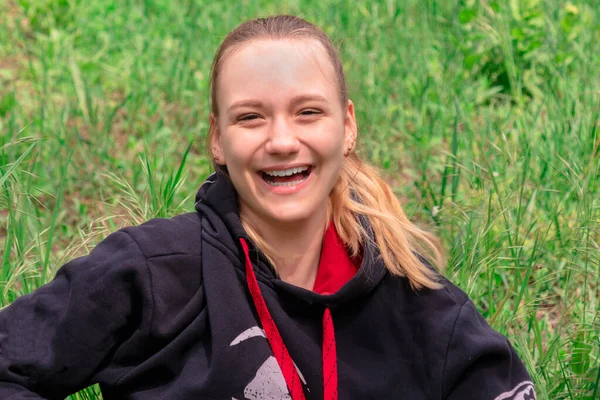 Mädchen Junge Teenager Schöne Positive Lachen Mit Langen Haaren Auf — Stockfoto
