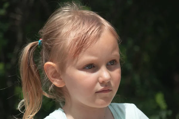 Retrato Cerca Una Niña Cinco Años Con Pelo Rubio Sobre —  Fotos de Stock