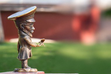 Şehir parkındaki bir mimarın küçük heykelciği.