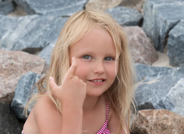 Klein Schattig Blond Toont Iets Met Haar Vingers — Stockfoto